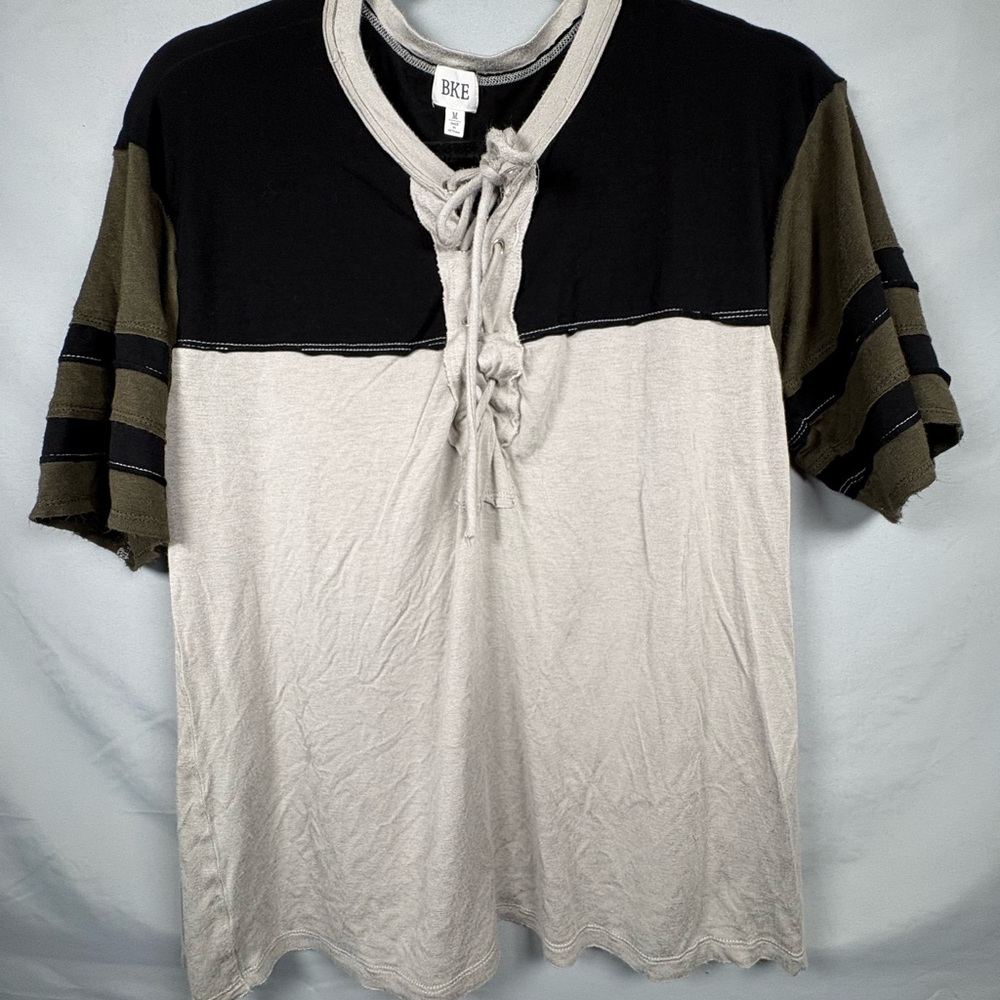 BKE Women's Black, Green, and Tan Short Sleeve Tee Size M